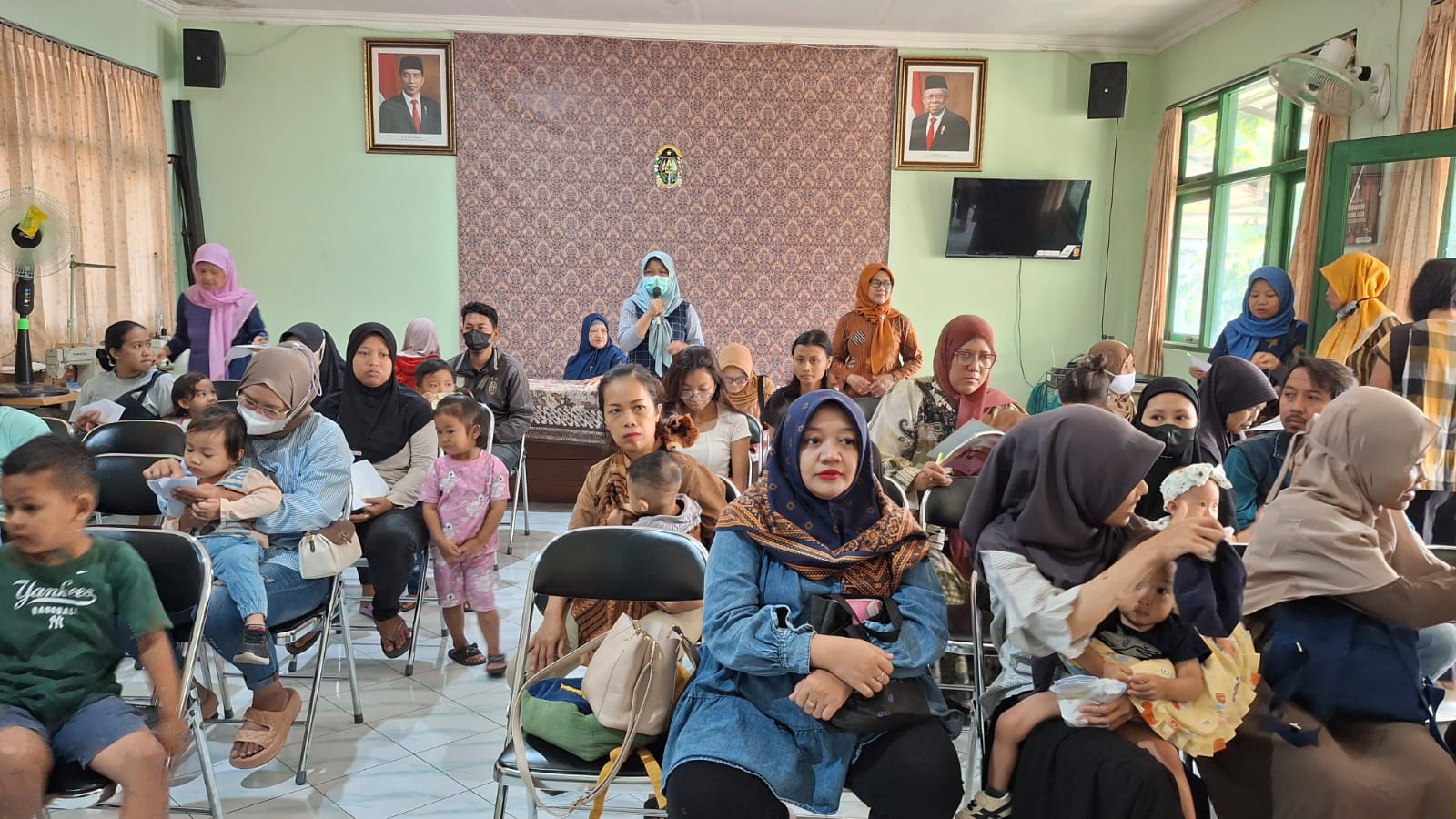 ANTUSIASNYA WARGA GOWONGAN IKUTI PEKAN IMUNISASI NASIONAL (PIN) POLIO 2024 PUTARAN I DI KELURAHAN GOWONGAN