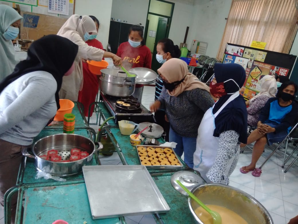 pelatihan  membuat makanan tradisional untuk warga miskin kelurahan gowongan